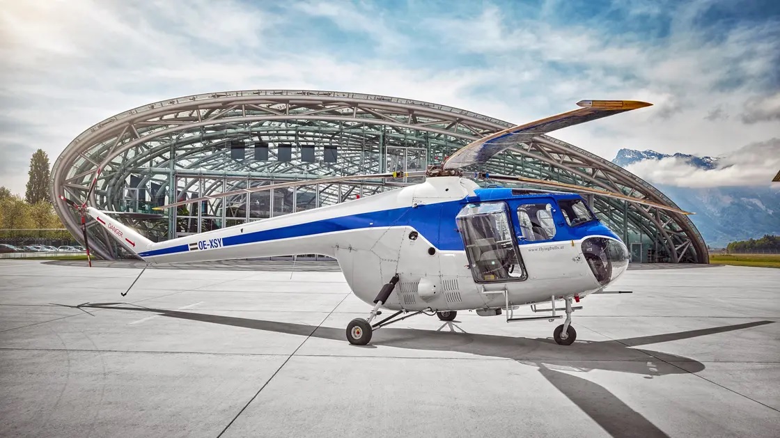 Sycamore vor Hangar 7