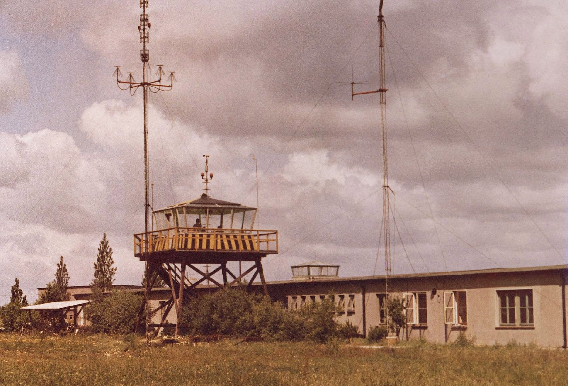 Tower und Büro alt a